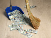 2 Italiani su 3 sprecano tanti soldi in un modo sorprendente soldi_spazzatura